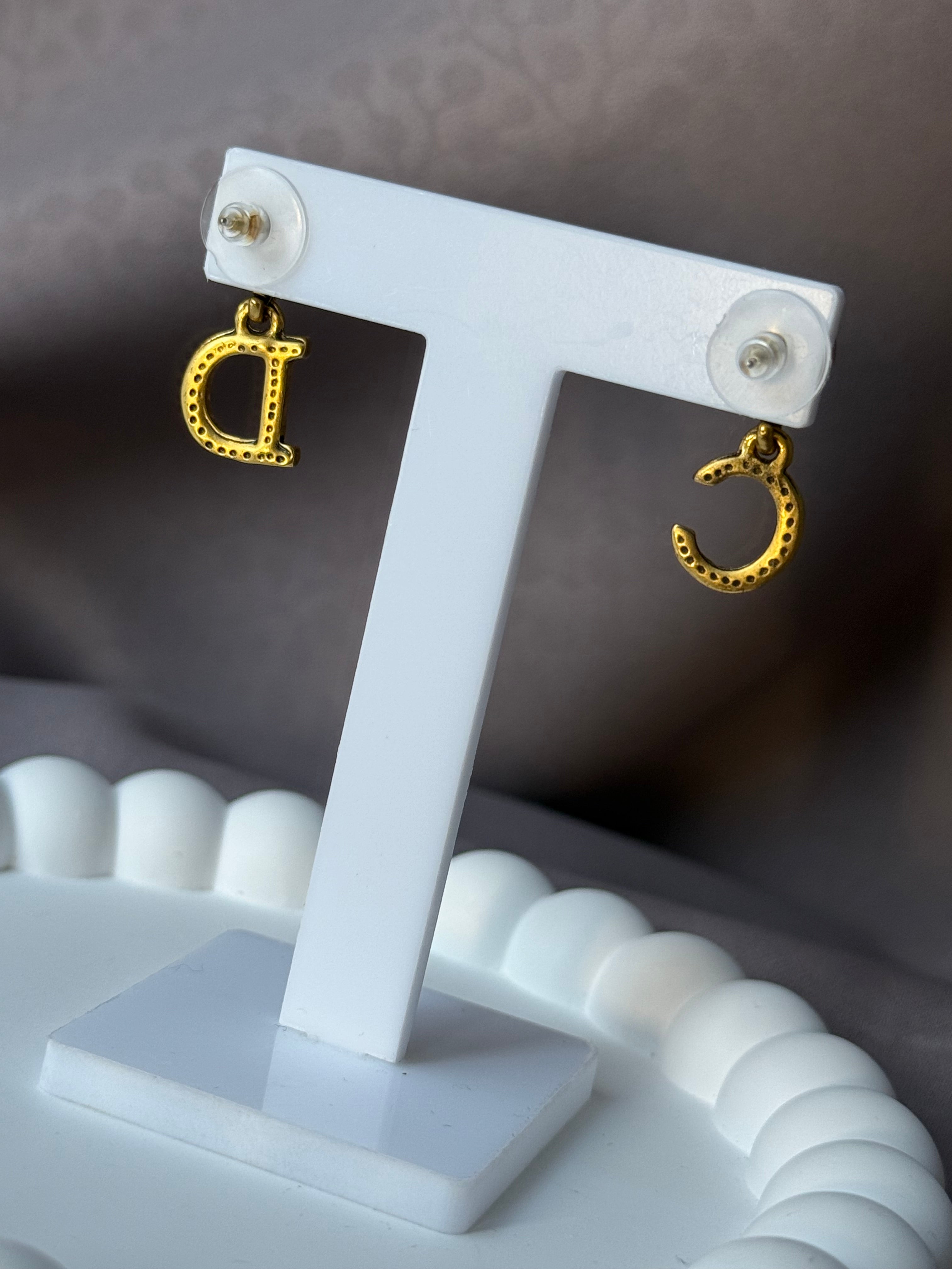 Elegance and classic gold earrings