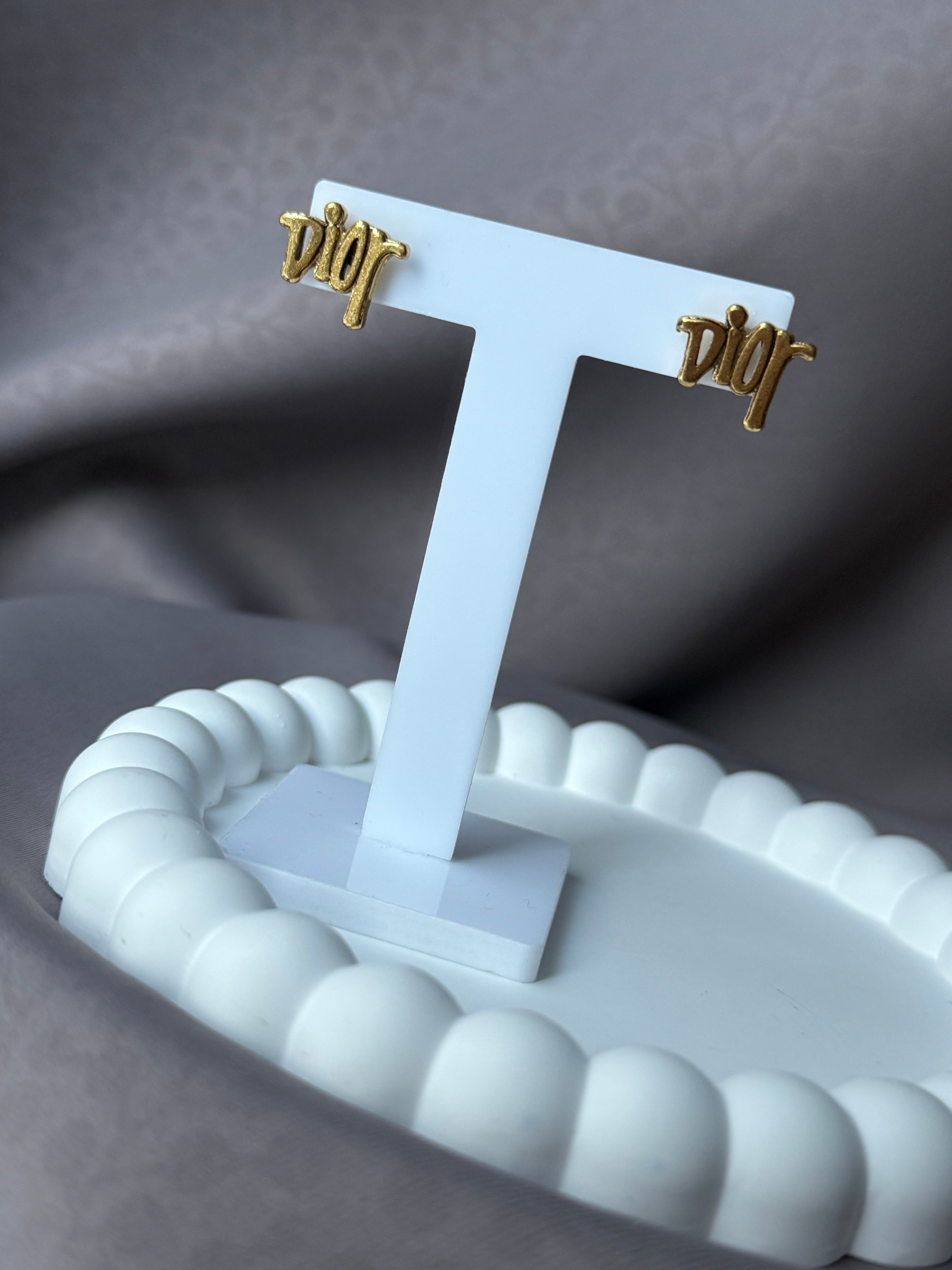 Classic small earrings