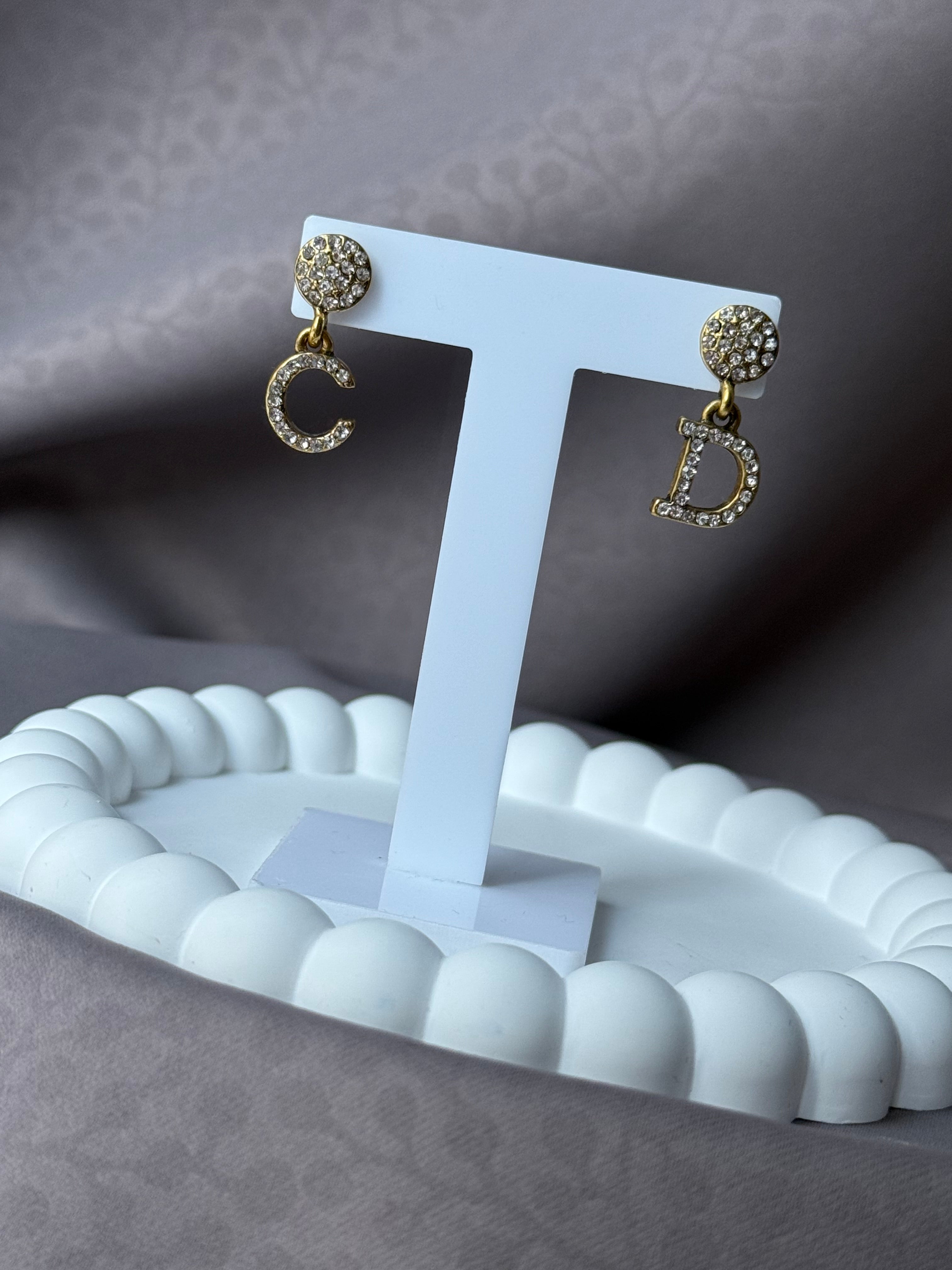 Elegance and classic gold earrings