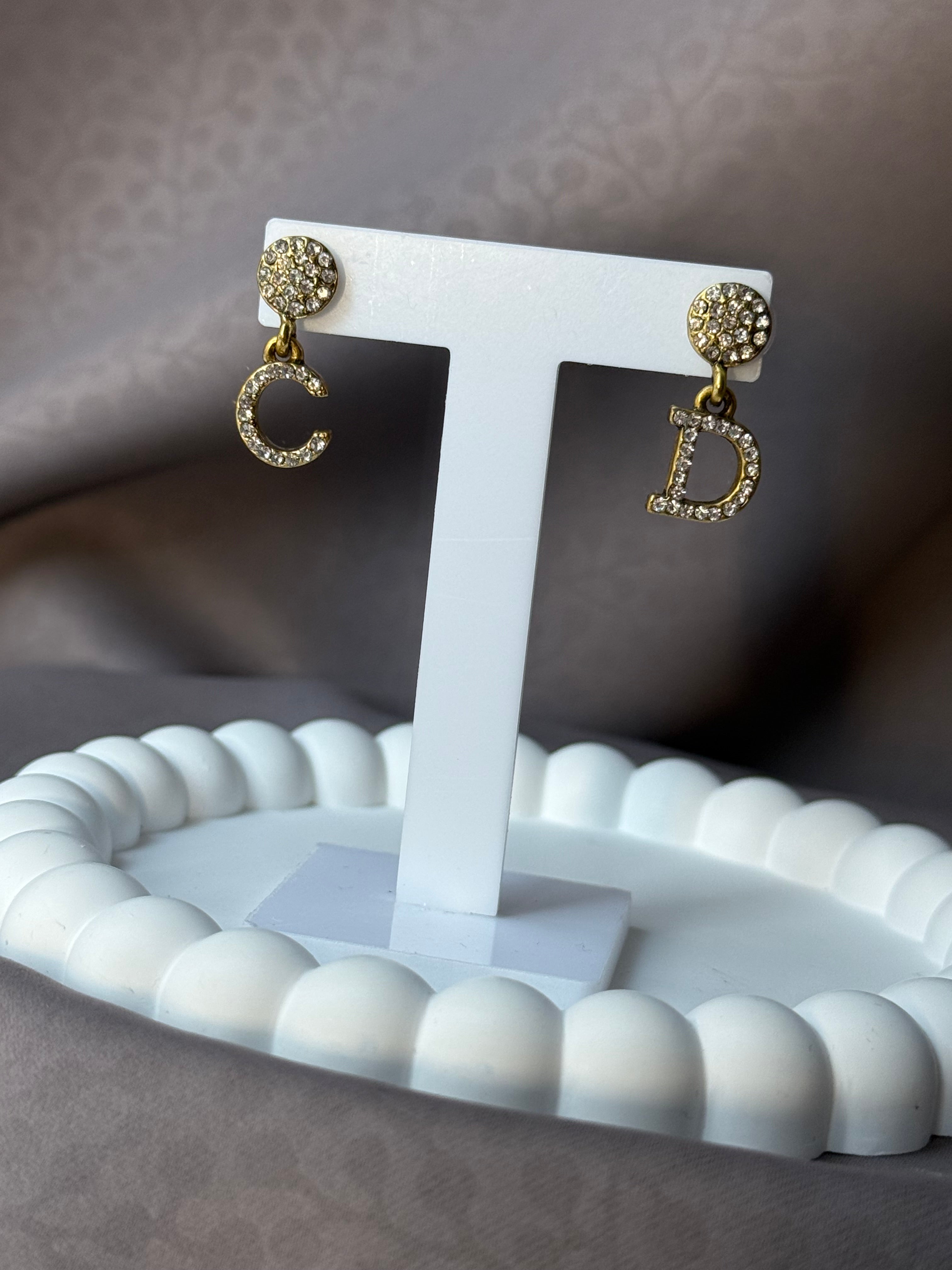 Elegance and classic gold earrings