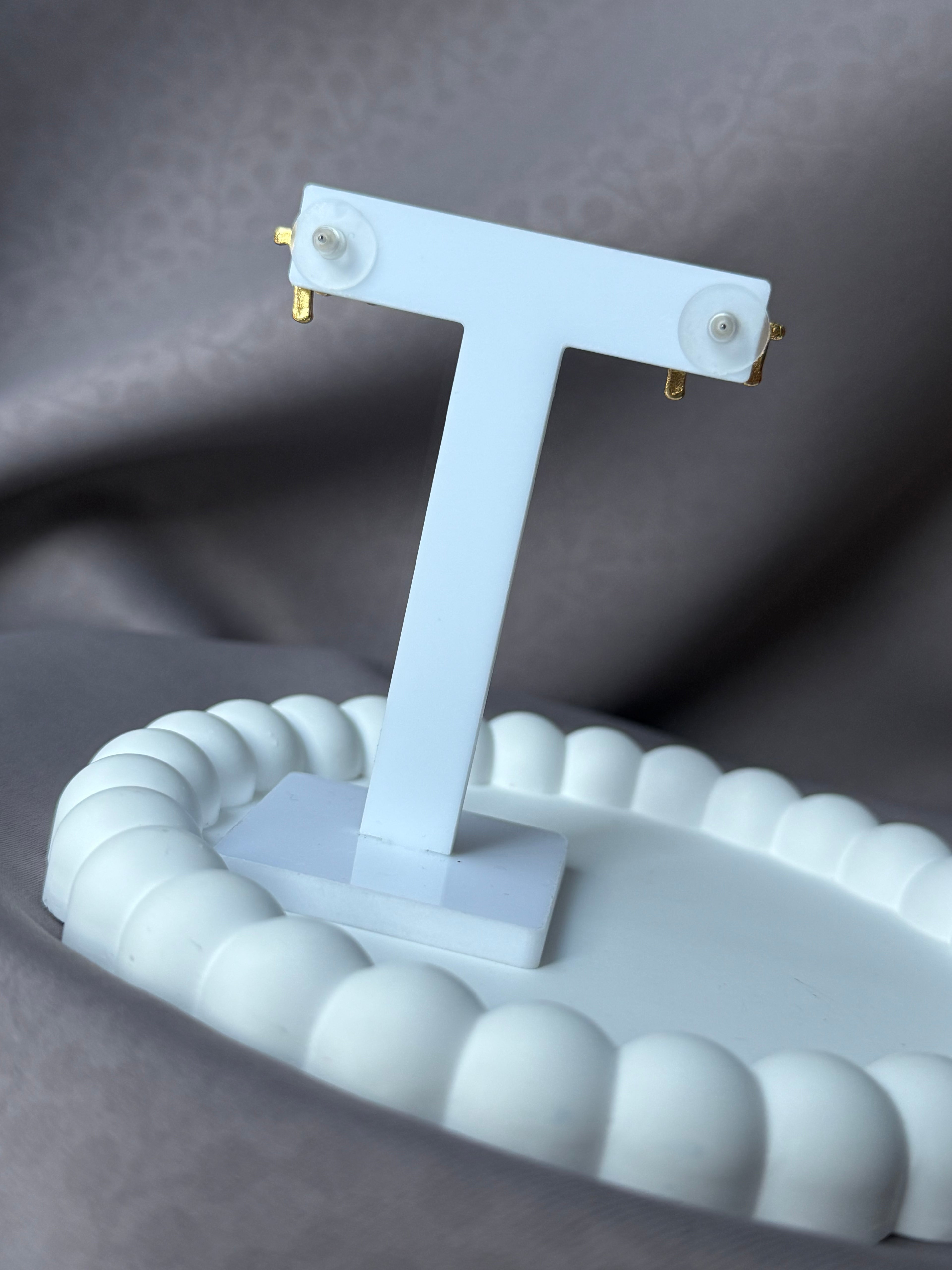 Classic small earrings