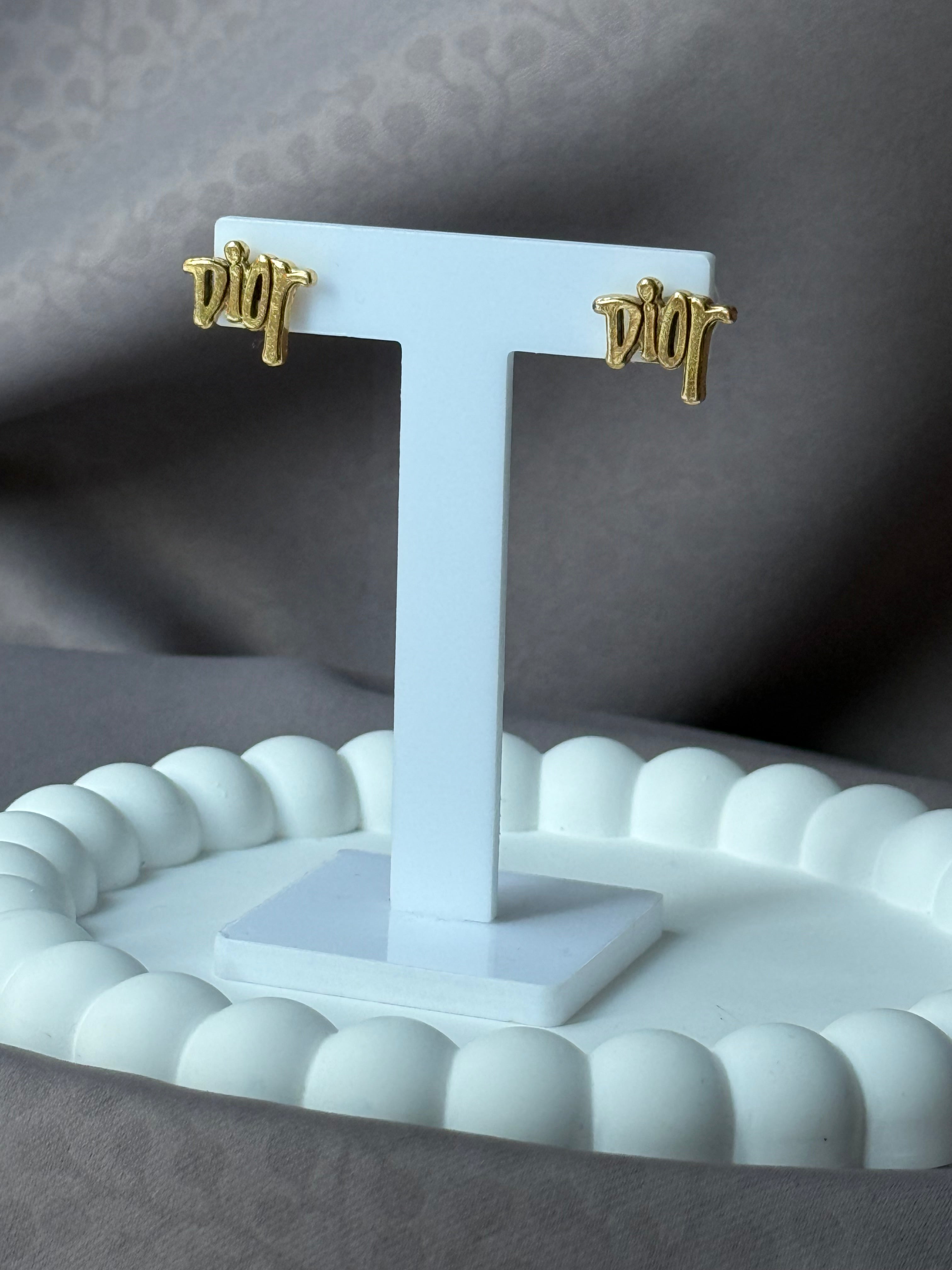 Classic small earrings