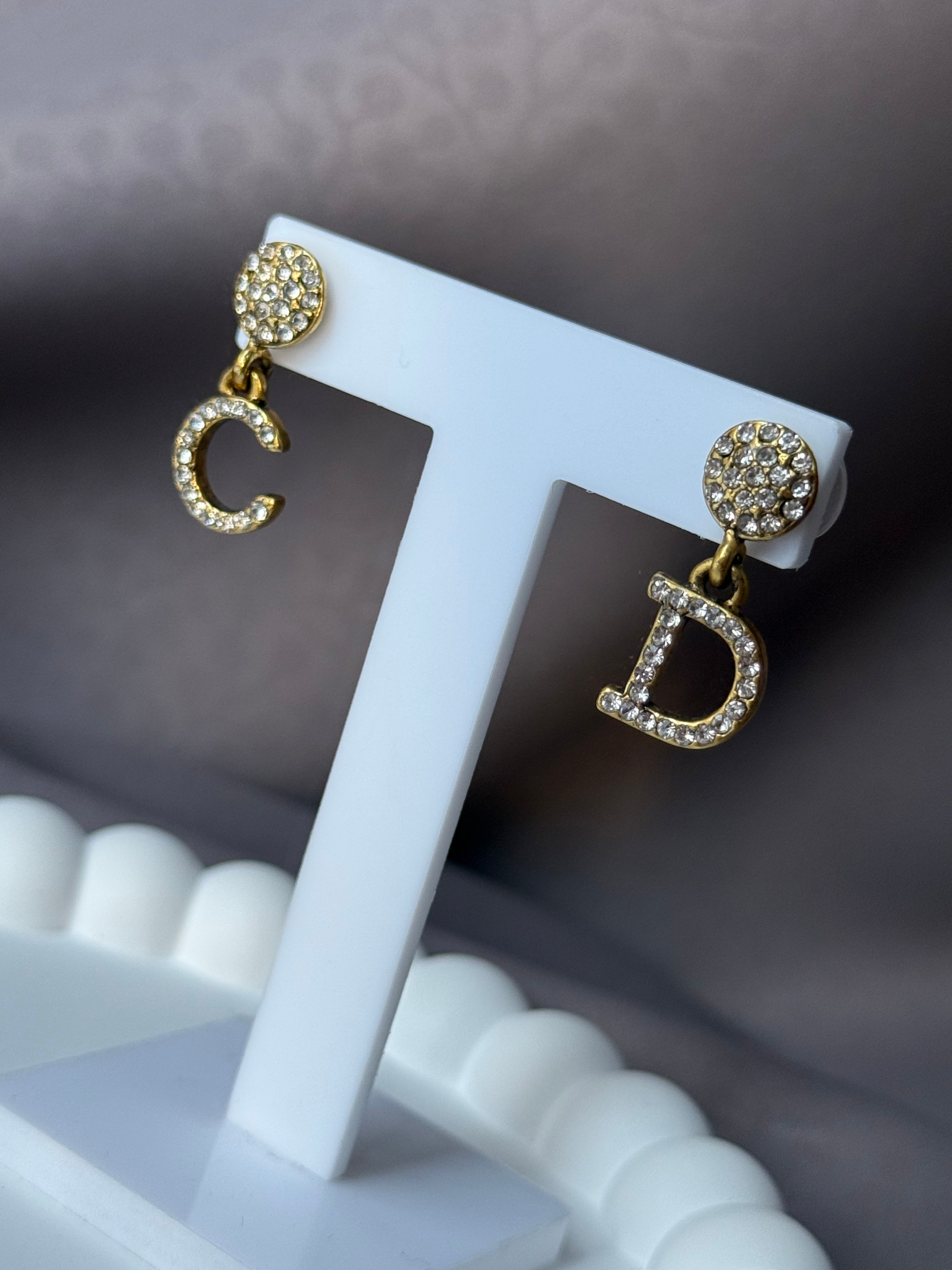 Elegance and classic gold earrings