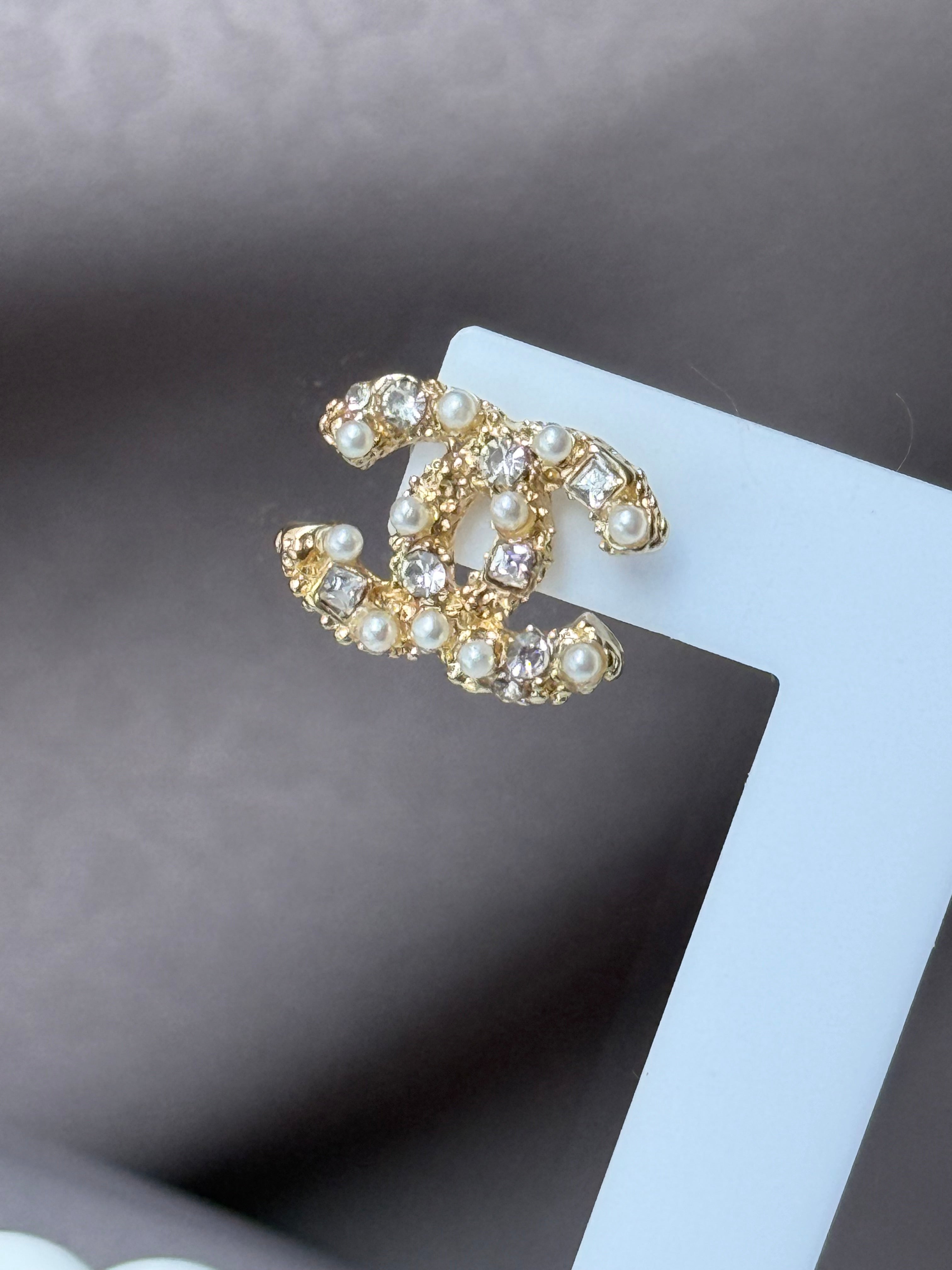 Cute classic earrings